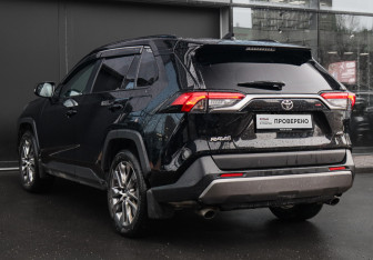 Подержанный автомобиль Toyota RAV4 2021 года (6 фото)