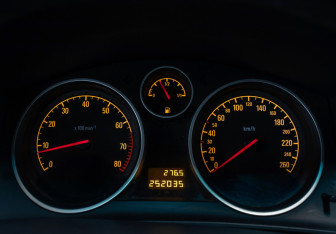 Подержанный автомобиль Opel Astra Sedan 2012 года (13 фото)