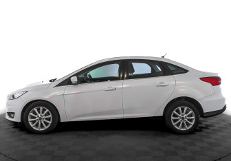 Подержанный автомобиль Ford Focus Sedan 2016 года (8 фото)