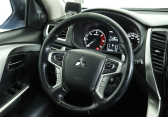Подержанный автомобиль Mitsubishi Pajero Sport 2017 года (17 фото)