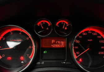 Подержанный автомобиль Peugeot 308 Hatchback 2010 года (14 фото)