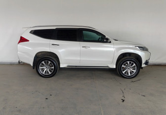 Подержанный автомобиль Mitsubishi Pajero Sport 2017 года (8 фото)