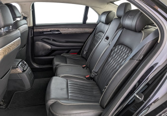 Подержанный автомобиль Genesis G90 2021 года (18 фото)