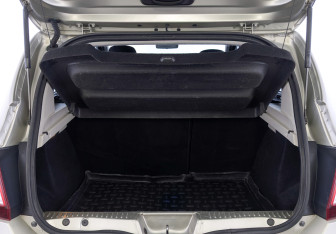 Подержанный автомобиль Renault Sandero 2016 года (10 фото)