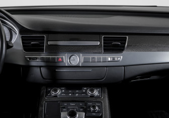 Подержанный автомобиль Audi S8 2013 года (13 фото)