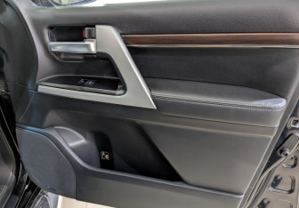 Подержанный автомобиль Toyota Land Cruiser Suv 2016 года (22 фото)