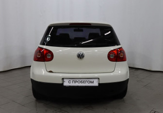 Подержанный автомобиль Volkswagen Golf Hatchback 2004 года (5 фото)