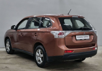 Подержанный автомобиль Mitsubishi Outlander 2012 года (7 фото)