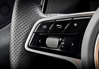 Подержанный автомобиль Hongqi HS3 2024 года (29 фото)