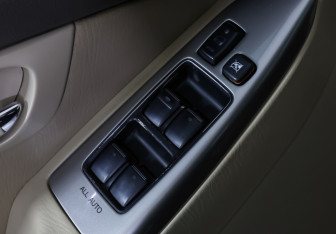 Подержанный автомобиль Toyota Land Cruiser Prado 2002 года (18 фото)