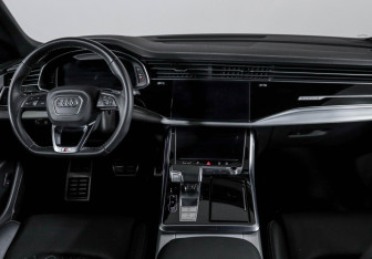 Подержанный автомобиль Audi Q8 2022 года (12 фото)