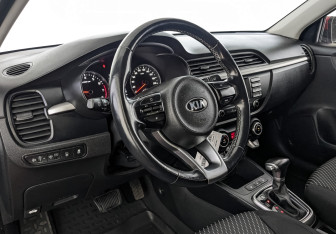 Подержанный автомобиль Kia Rio Sedan 2017 года (15 фото)