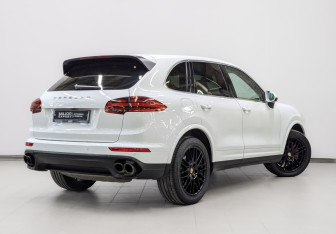 Подержанный автомобиль Porsche Cayenne 2015 года (5 фото)