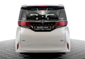 Подержанный автомобиль Toyota Alphard 2024 года (6 фото)