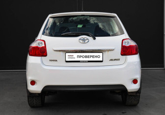 Подержанный автомобиль Toyota Auris Hatchback 2011 года (5 фото)