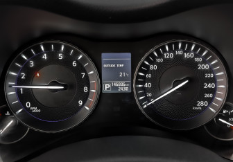 Подержанный автомобиль Infiniti Q70 2015 года (16 фото)