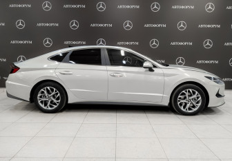 Подержанный автомобиль Hyundai Sonata 2022 года (4 фото)