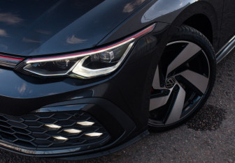 Подержанный автомобиль Volkswagen Golf GTI Hatchback 2021 года (26 фото)