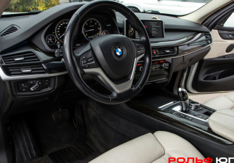 Подержанный автомобиль BMW X5 2014 года (16 фото)