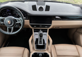 Подержанный автомобиль Porsche Cayenne 2020 года (12 фото)