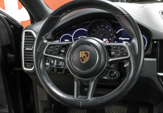 Подержанный автомобиль Porsche Cayenne 2020 года (16 фото)