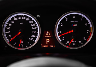 Подержанный автомобиль BMW X5 M 2012 года (10 фото)