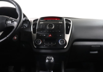 Подержанный автомобиль Kia Ceed Hatchback 2010 года (14 фото)