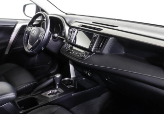 Подержанный автомобиль Toyota RAV4 2017 года (5 фото)
