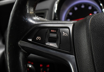 Подержанный автомобиль Opel Astra Hatchback 2011 года (21 фото)