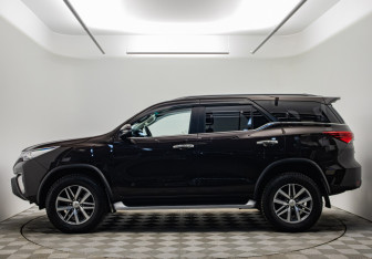 Подержанный автомобиль Toyota Fortuner 2018 года (8 фото)