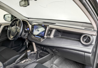 Подержанный автомобиль Toyota RAV4 2015 года (11 фото)