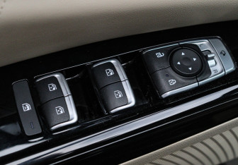 Подержанный автомобиль Kia Carnival 2020 года (15 фото)