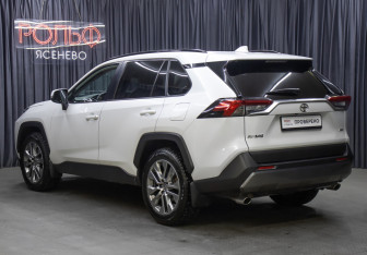 Подержанный автомобиль Toyota RAV4 2022 года (7 фото)