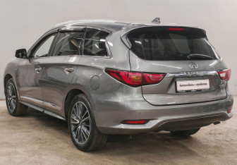 Подержанный автомобиль Infiniti QX60 2017 года (7 фото)