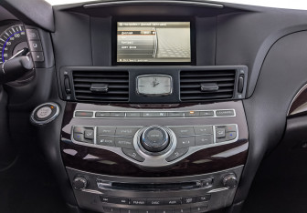 Подержанный автомобиль Infiniti Q70 2015 года (17 фото)