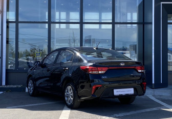 Подержанный автомобиль Kia Rio Sedan 2018 года (7 фото)