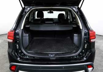 Подержанный автомобиль Mitsubishi Outlander 2015 года (16 фото)