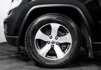 Подержанный автомобиль Jeep Grand Cherokee 2012 года (26 фото)