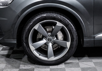 Подержанный автомобиль Audi Q7 2015 года (15 фото)