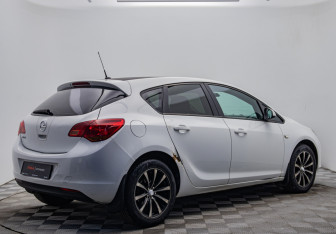 Подержанный автомобиль Opel Astra Hatchback 2011 года (5 фото)
