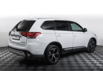 Подержанный автомобиль Mitsubishi Outlander 2019 года (5 фото)