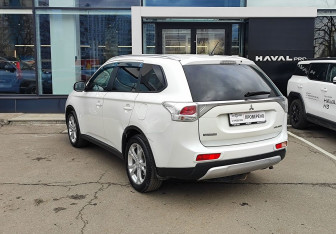 Подержанный автомобиль Mitsubishi Outlander 2014 года (7 фото)