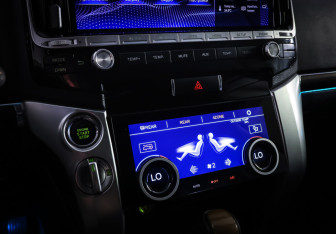 Подержанный автомобиль Toyota Land Cruiser Suv 2012 года (17 фото)