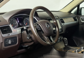 Подержанный автомобиль Volkswagen Touareg 2011 года (13 фото)