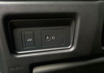 Подержанный автомобиль Land Rover Discovery Sport 2018 года (21 фото)