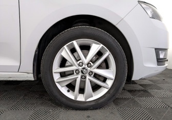 Подержанный автомобиль Skoda Rapid Liftback 2019 года (18 фото)