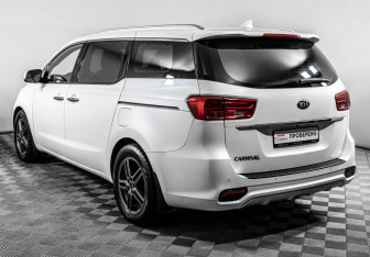 Подержанный автомобиль Kia Carnival 2019 года (7 фото)