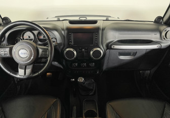 Подержанный автомобиль Jeep Wrangler 2013 года (12 фото)