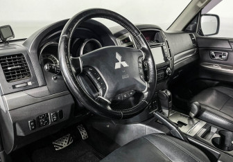 Подержанный автомобиль Mitsubishi Pajero 2015 года (13 фото)