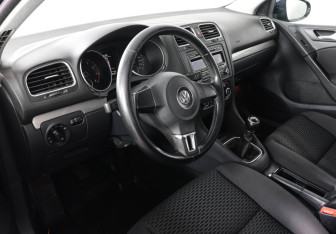 Подержанный автомобиль Volkswagen Golf Hatchback 2012 года (9 фото)